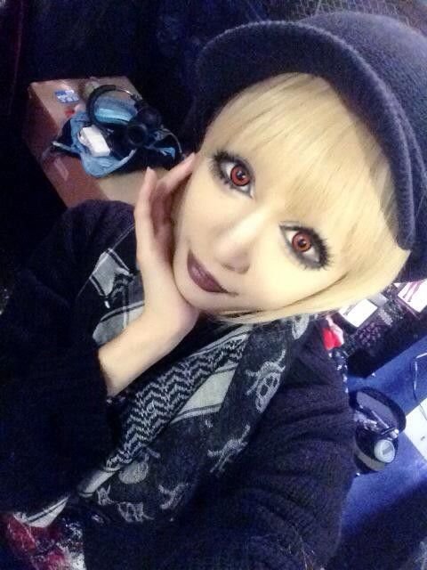 outofgaltext's tweet photo. Some other JP gals who have a very unique style are Rebra, Re:NO, Amuhamu and Kanako. Kanako was wearing short hair when everybody else had super long hairstyles. Amuhamu used to wear red lenses and dark lipstick. Re:NO is a rockstar. Rebra has an extremely specific makeup. https://t.co/lMGUHtujZW