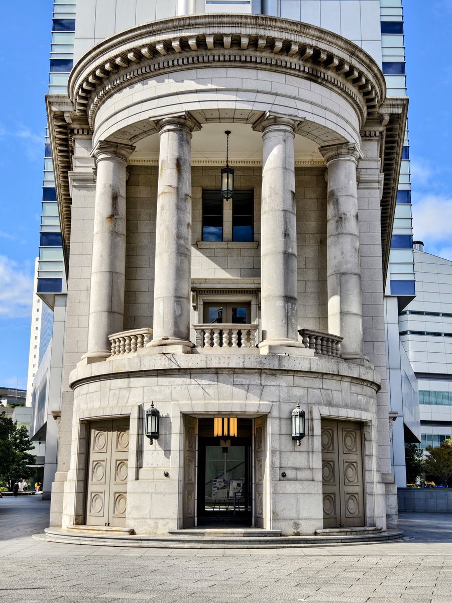 AMFFCRAFTWORK's tweet photo. 横浜にある古代ローマ神殿を思わせる重厚な建築、旧横浜銀行本店別館。
現在、BankPark YOKOHAMAというカフェになっていて、その素晴らしい内観も楽しみながらカフェできます。
Y字路の真ん中に建つ、特徴的な建物です。正面に半円形バルコニーがある銀行建築で、元は第一銀行横浜支店でした。
1928年に、銀行建築の名手として知られる西村好時さんによる設計により建てられました。