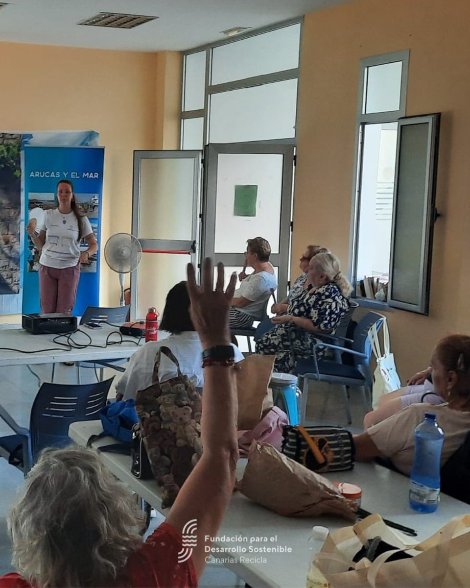 canariasrecicla's tweet photo. La semana pasada visitamos el pueblo costero de Bañaderos, en #Arucas, junto a la @MancomunidadNGC @ecoembes y #AyuntamientodeArucas, para realizar un divertido taller ambiental sobre buenas prácticas en la gestión de los #residuosdomésticos https://t.co/xpb1Y47VEC