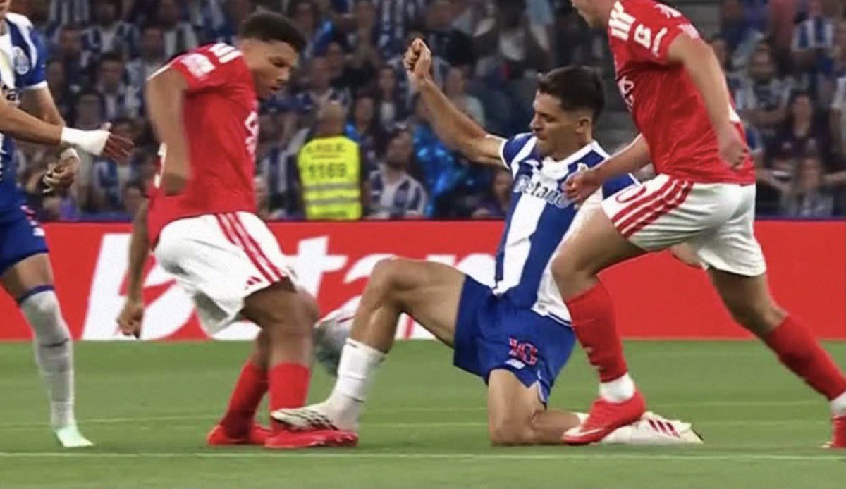 VitordoBenfica's tweet photo. Eheheh siga o circo.

Dois lances iguais, duas decisões diferentes.

É a Santa Aliança agora. Convém desviar as atenções da vergonha que aconteceu no Dragão. https://t.co/SNcEs4cNk0