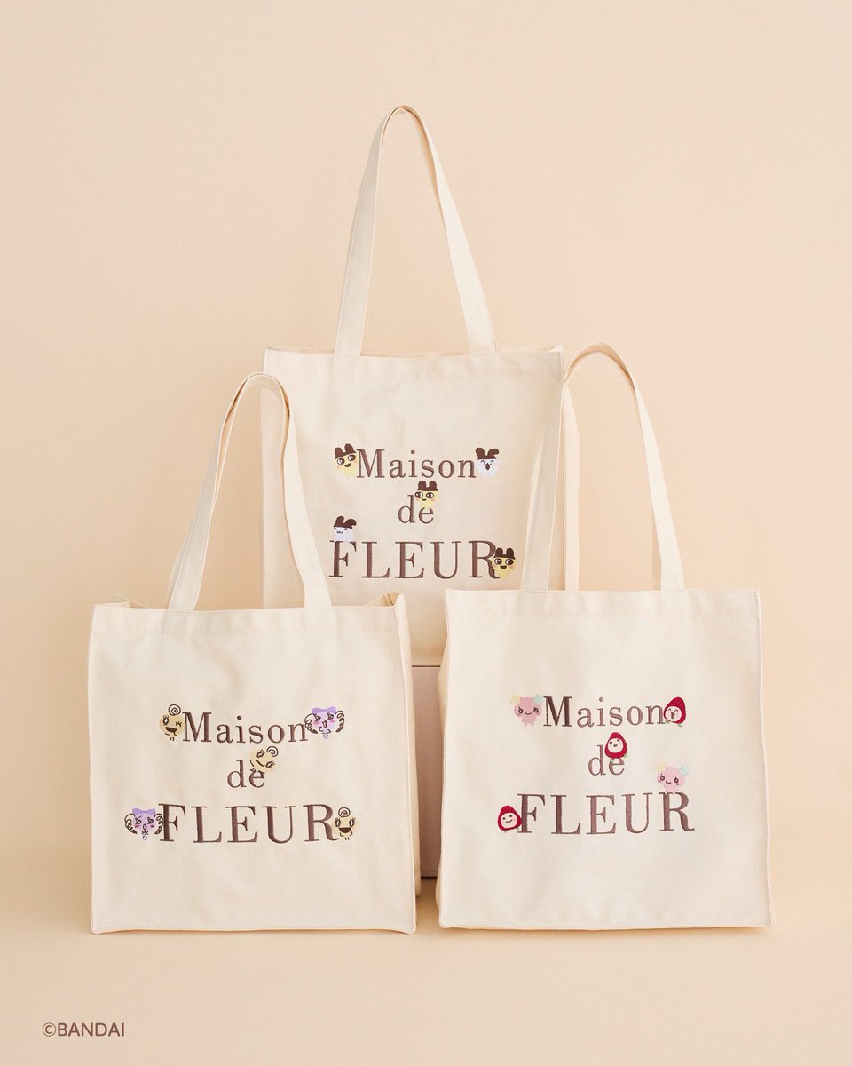 MaisondeFLEUR1's tweet photo. ＼本日9/22(tue)発売🎀 Maison de FLEUR × たまごっち／

30周年を迎える「たまごっち」と、Maison de FLEURが初コラボレーション✨

たまごっちたちが、ブランドアイコンのリボンやお花でおめかしした特別なデザインに。バッグや小物など、コラボならではのアイテムをラインアップしました。

全国SHOP：本日9/22(tue)～
ストライプクラブ・ZOZOTOWN：本日9/22(tue)12:00～

※販売初日は各店オープン15分前よりシャッフル整理券を配布
※販売開始から1週間は、各アイテムおひとり様1点まで

全ラインアップはこちら▽
https://t.co/2pRSBH6JOX