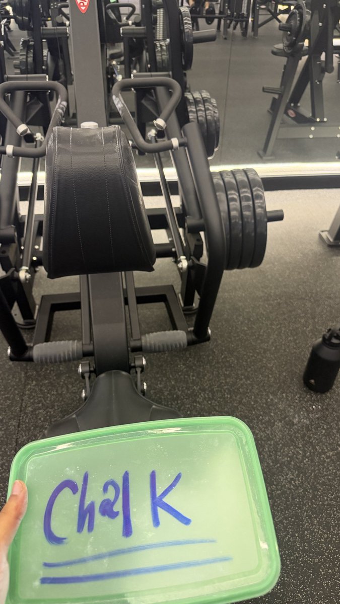 2lvvvl2's tweet photo. 🎧+🏋️+chalk (1:36) https://t.co/xS87M7OfLO