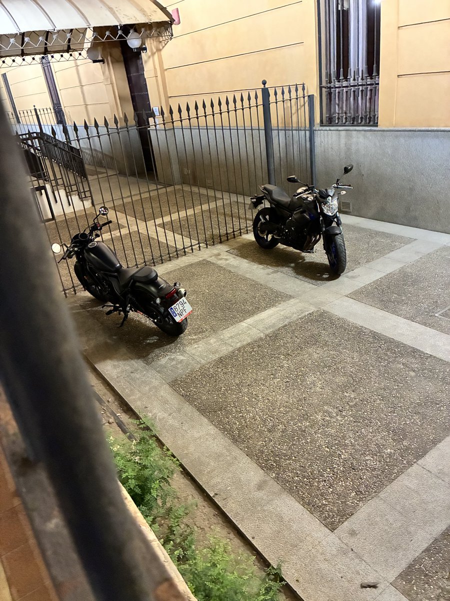 jmmmoyag's tweet photo. @AmparoGraciani @SevillaSeMuere @lagartija_ros Parking de la Consejeria de Justicia y Turismo en Plaza Concordia. Estacionamiento de motos/turismos de particulares y hasta la furgoneta de alguna empresa privada como IGMS dedicada ¡sorpresa! al Software para anfitriones de Airbnb https://t.co/6NTYI6PXUb