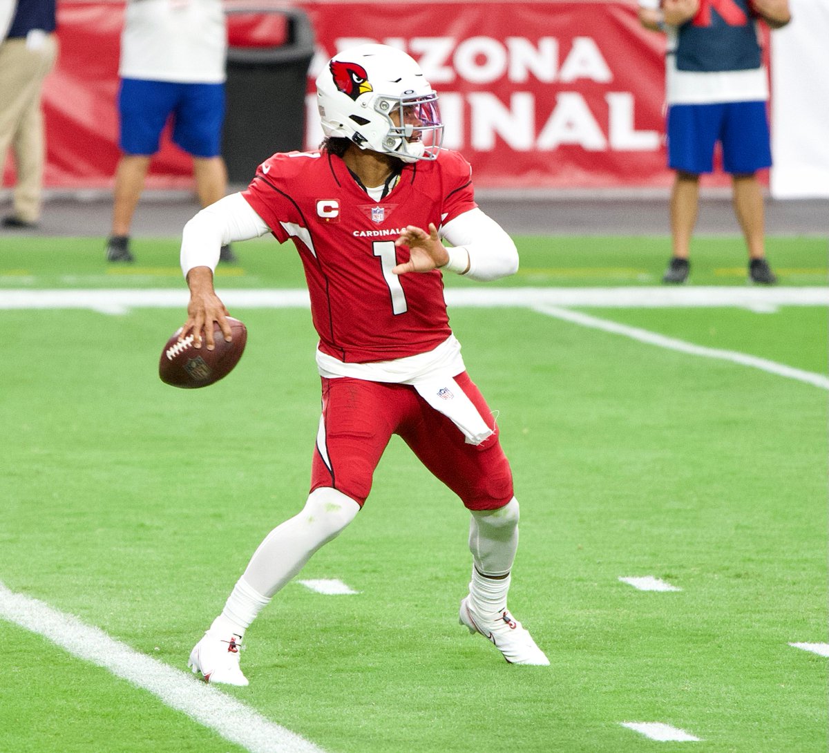ScoreboardPulse's tweet photo. Kyler Murray is back under center for Minnesota. The Vikings quarterback cleared concussion protocol and will start against Tampa Bay as undefeated Minnesota restores its first choice offense. https://t.co/ZVym24sp6y