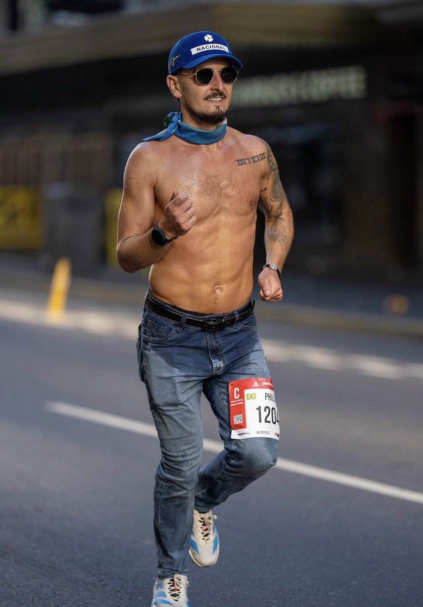 serpientedegas's tweet photo. Que tipazo el que corrió los 42k en jean y en un tiempazo, se cogió a todos los fantasmas/fundamentalistas juntos para siempre. https://t.co/ffN7GlKRGW
