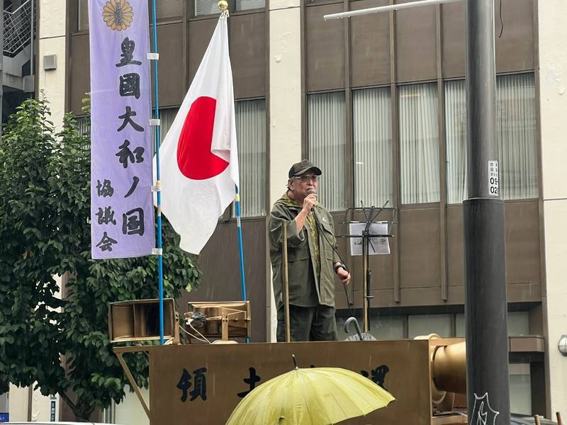 sinryukai's tweet photo. 9月20日台風直下　皇國・大和ノ国協議会定例街宣に参加してきました、雨の浅草雷門前での演説。久しぶりで気合が入りました。「沖縄知事選挙」保守圧勝！　九条・平和・反基地など無責任左翼の衰退。「外国人労働者・移民」行政の受け入れ態勢強化　シンガポールの外国人労働者管理体制模倣訴えました https://t.co/CmukUpjW02