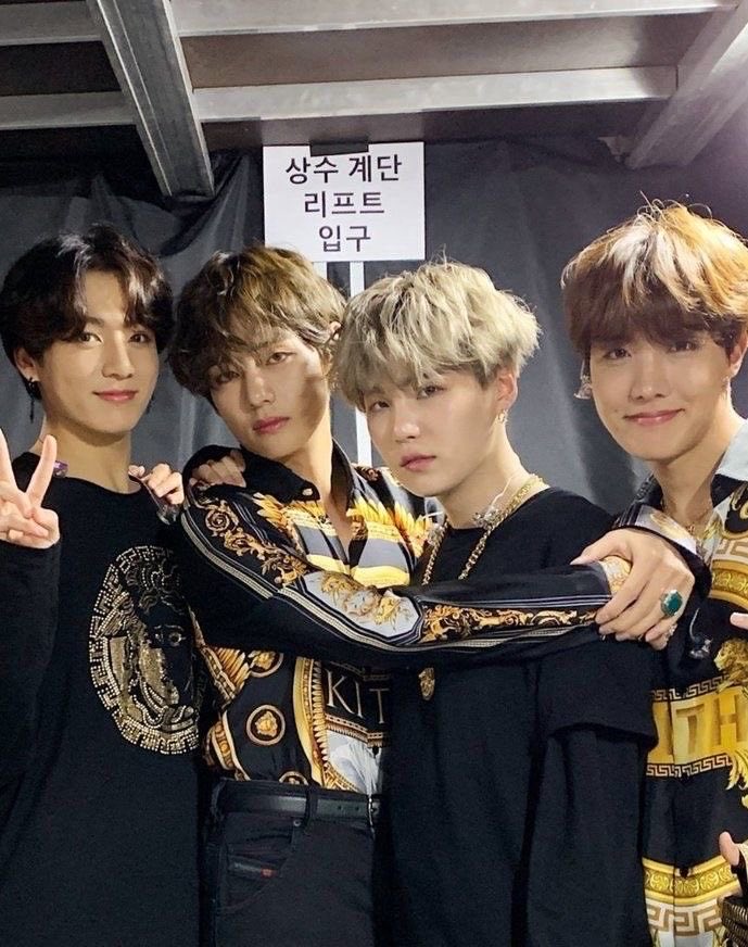 candethv's tweet photo. @minyoongiteaamo @KittyKisser_ @taeserenito y yo, las amo mis lesbianas💘 https://t.co/lIemehymur