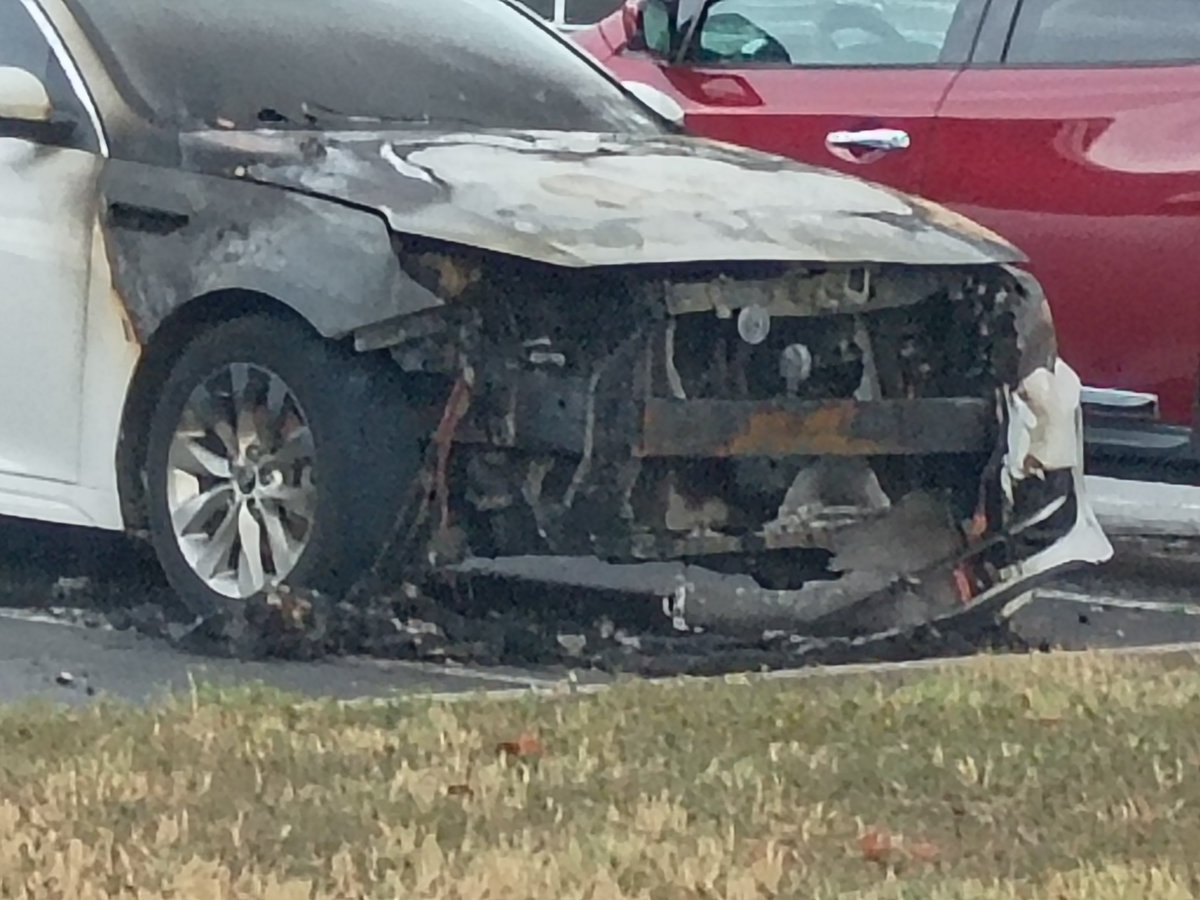 misNataliAnd8's tweet photo. Lightning ⚡ in Texas melted this car https://t.co/CXKeVwyLEc