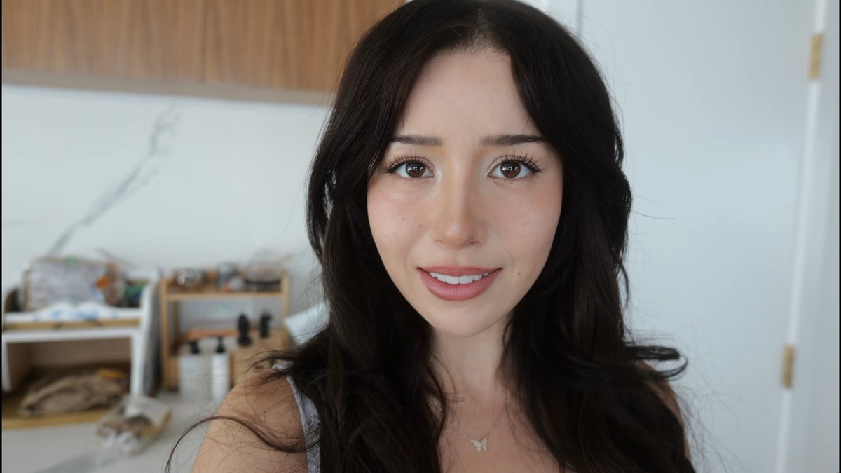 YvonneGooner's tweet photo. Ngl, I really enjoyed watching this vod, some amazing  houses and with a queen showing us around? what not to love :D https://t.co/Jlnc4oqfp5