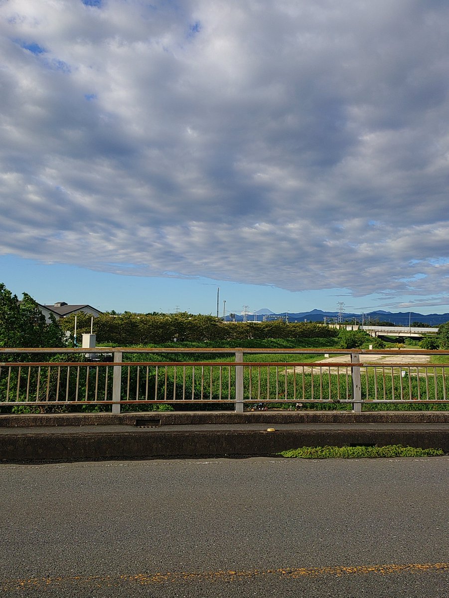 theopen9's tweet photo. 玄関開けた瞬間、秋だ😳と感じました

台風一過で気温は多少上がりそうですが、雨後で風がある午前の内は遠望も利く気象条件ではないかと！ https://t.co/k7snaHkisW