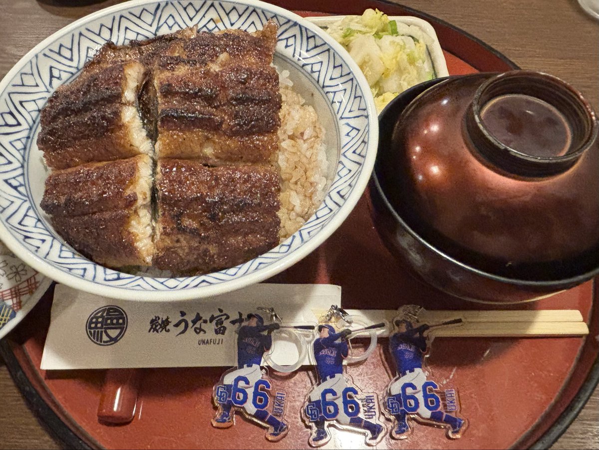 okamesan_m's tweet photo. ここにいて欲しかったけど
最後のバンテリンはモニターにて。
 #鵜飼航丞 
 #ドラゴンズ #バンテリンドーム
 #勝利の鰻 #うな富士 https://t.co/XNN14ayDvg