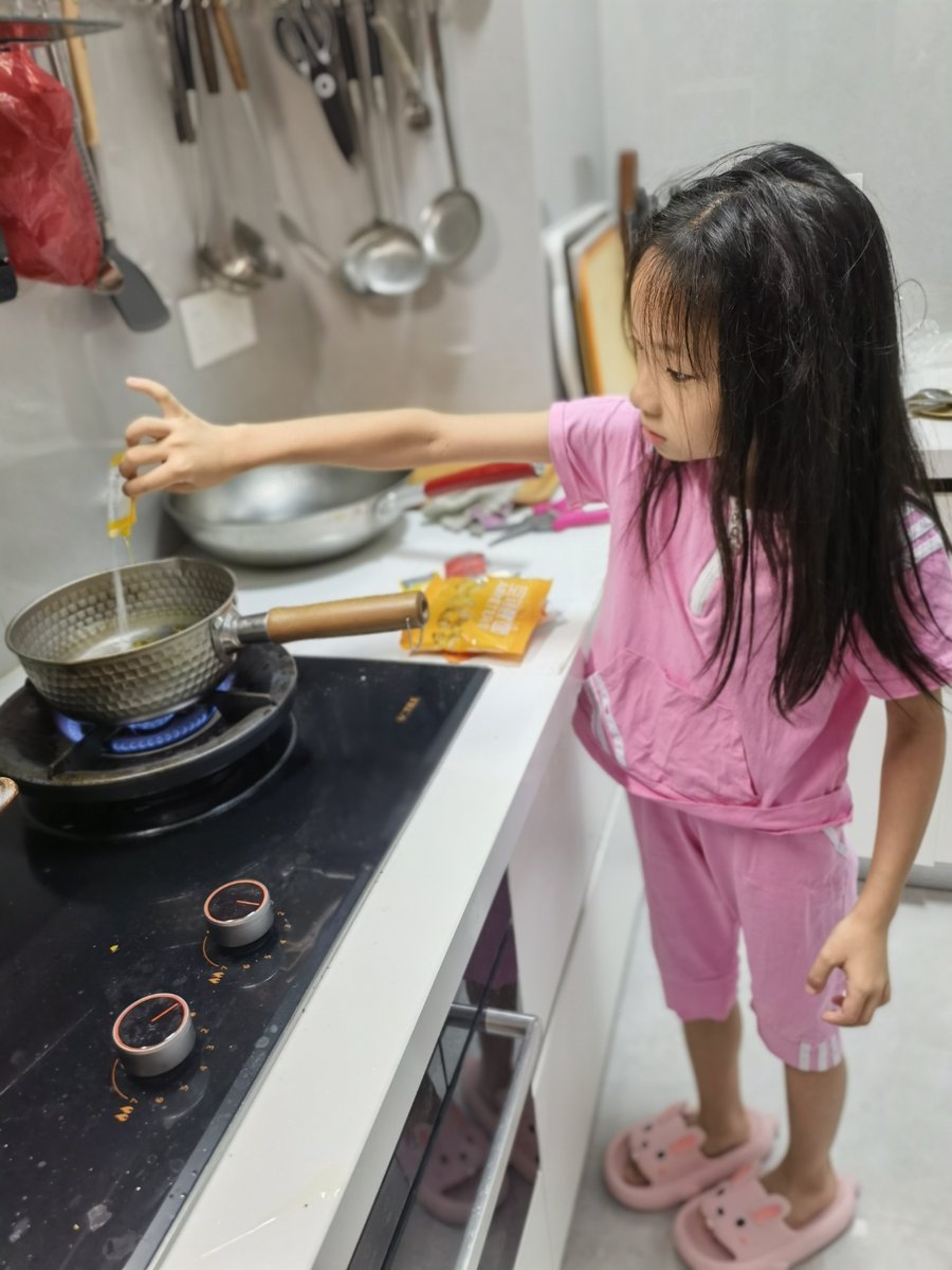 x_krull's tweet photo. My kid’s sticky handprint art on the fridge + mom’s warm tea. Quiet Sunday with my tiny favorite things—perfect little family magic. https://t.co/HgDhyHEZ0u