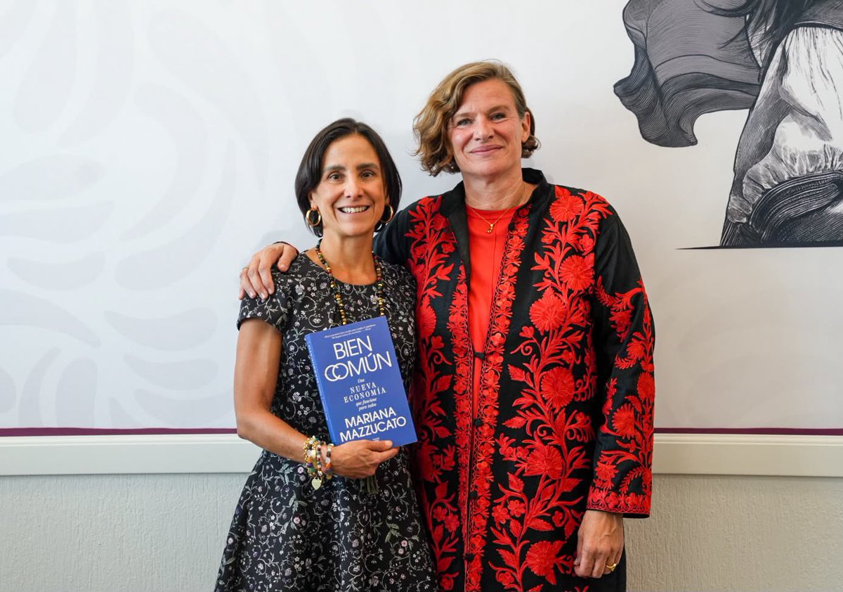 LuzElena_GE's tweet photo. Hoy me reuní con @MazzucatoM, quien me presentó su informe State Transformation for Plan México, coescrito con @LaraMerling. Agradezco mucho la oportunidad de conocer este trabajo y conversar sobre sus principales planteamientos en torno a la transformación del Estado y la construcción de una prosperidad compartida. Además, tuvo el detalle de obsequiarme su más reciente libro, Bien Común: Una nueva economía que funcione para todos.

El informe propone una arquitectura económica e institucional orientada a impulsar la inversión, ampliar la capacidad productiva nacional y promover un crecimiento más inclusivo y sostenible, cuyos beneficios alcancen a las personas, los sectores y los territorios.