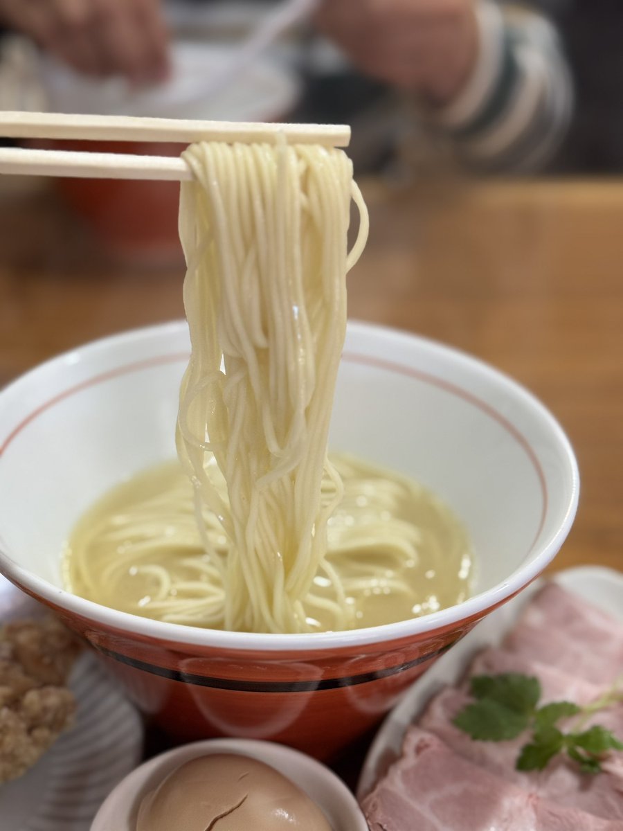 koakuma20118605's tweet photo. らぁ麺ここん
 #らぁ麺ここん
6周年ラーメン
真鯛のらぁ麺 1350円
唐揚げ 180円 味玉 180円
レアチャーを別皿にした事で鯛の旨味がめちゃくちゃ美味い😋
ずっと飲んでられちゃうスープ🤣
ご馳走様でした😆🙏🏼 https://t.co/oBiIcxIf0B