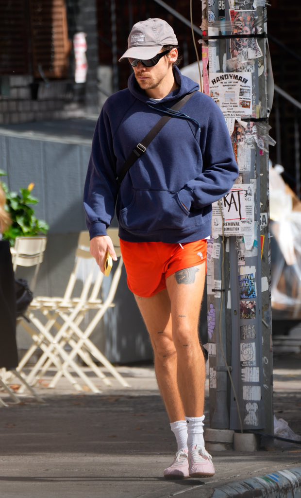 hsdcandids's tweet photo. Harry out and about in New York City - 21 September https://t.co/DJrbCKHbqk