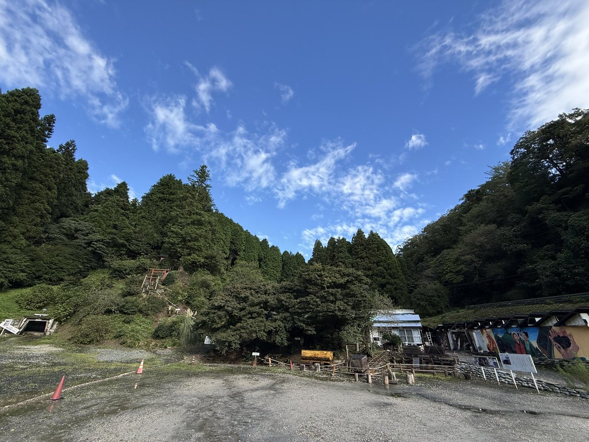 MirokuZe40335's tweet photo. 今の弥勒沢
時間　2026/9.22（火）7:50
気温　21.0度
天候　久しぶりの晴れ🌞

大雨で湧水、土砂崩れが無くて良かった

記念品が少なくなったので
今日は、お土産の白水産石炭記念品作り https://t.co/gy4znHVR5c