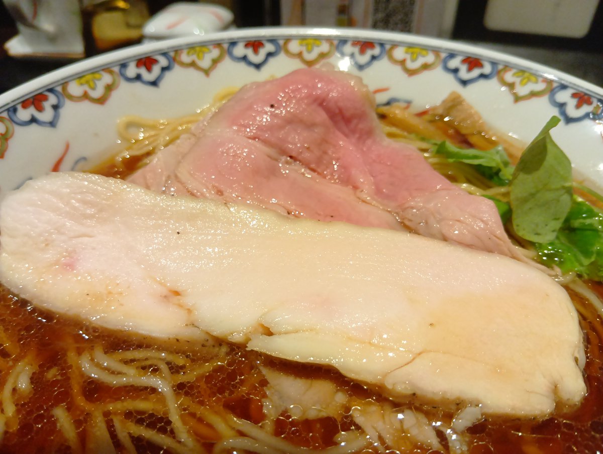 shuttle0103's tweet photo. 山形県山形市桜田西
 やきとり遊喜さん

限定　地鶏そば「醤油」　1300円

入店して直ぐ…大汗💦の超人が🤣
朝から2食目のオカさん…🙇

限定シーフードヌードルと
迷いましたけど…😅

細ストレート麺
鶏の香りの強い極旨スープ😉
うめぇ～🤤完飲🤤
2種類のチャーシューがまた…🤤
ご馳走様でした🙇 https://t.co/IXLKvMByFw