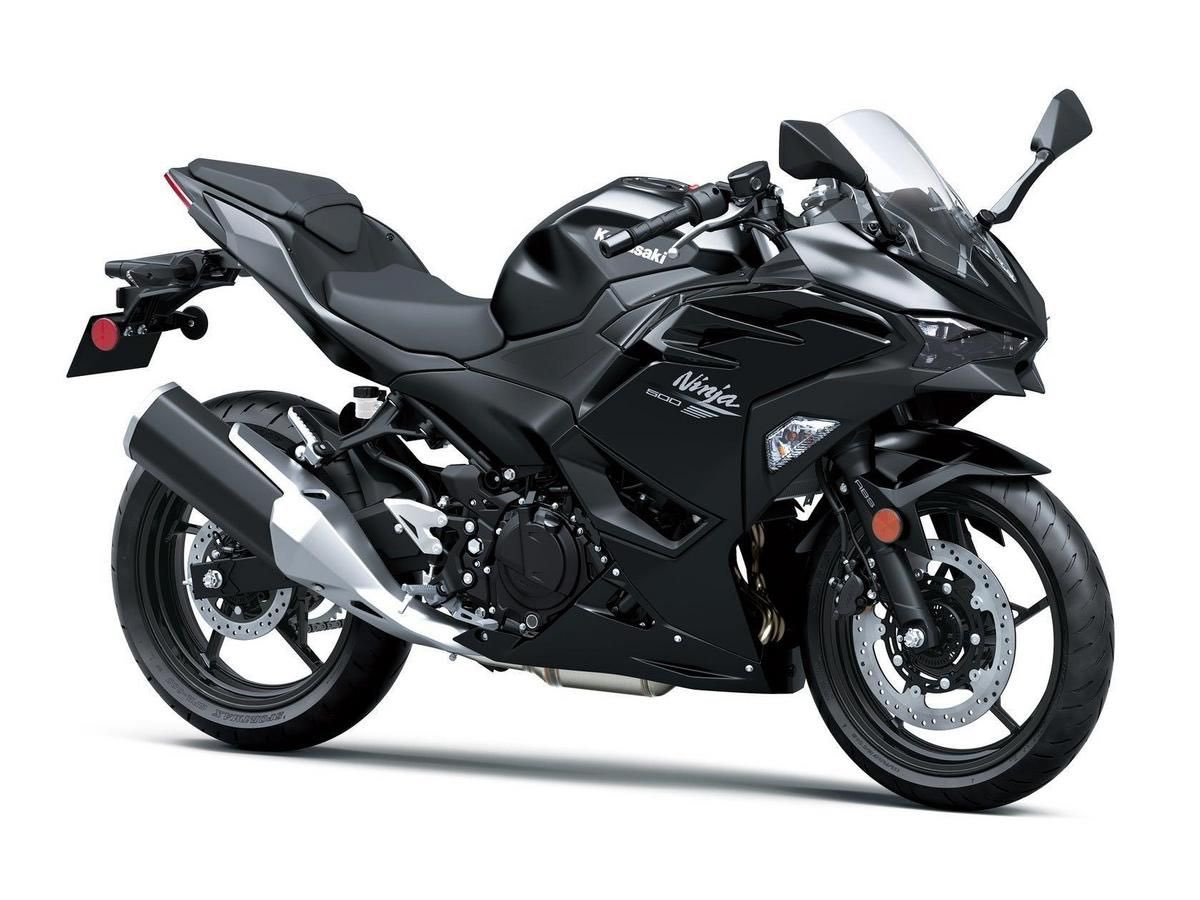 benzo_moto's tweet photo. これはちょっと気になる。

「Ninja 500」2027年モデルが10月17日発売。
価格は89万1,000円。

400ccを超えるので日本では大型二輪免許が必要になるけど、

「大型免許取って最初の1台に500cc」

という選択肢、みんなはアリ？

個人的にはNinja 400との違いが気になる。 https://t.co/maqCZ7K17p