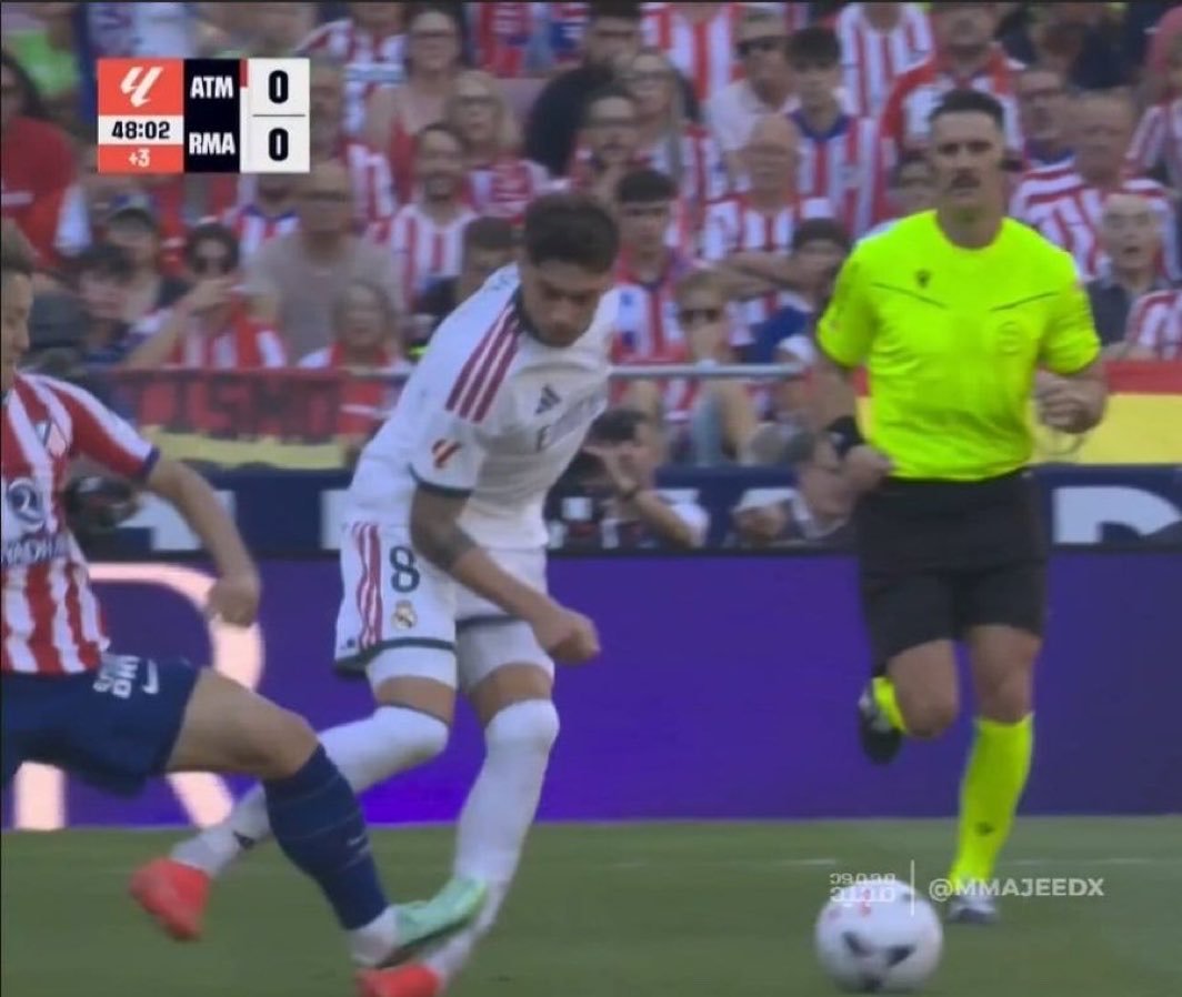 AdriRM33's tweet photo. 🚨 El REAL MADRID piensa que el ARBITRAJE va a ir a PEOR en los próximos partidos.

La situación es muy peligrosa, los ARBITRAJES están permitiendo que los RIVALES agredan a los jugadores del Madrid.

El ARBITRAJE en ESPAÑA va en contra del REAL MADRID.

TODO ESTÁ ADULTERADO. https://t.co/Rp7BbaoyBH