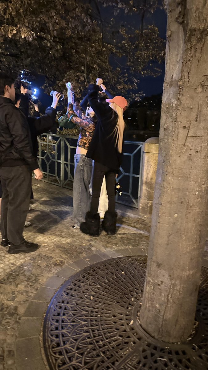 SurreaLyn's tweet photo. Prague, Early September

#NARIN #나린 #MEOVV #미야오 https://t.co/Komx9JFWPr