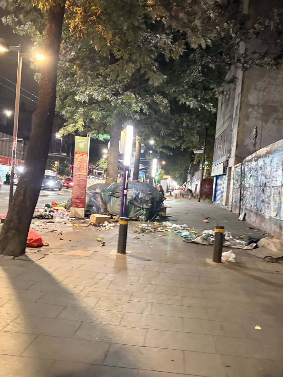 Estephanydiv's tweet photo. Solicitamos apoyo para retiro de indigentes que se adueñan de las banquetas sobre Eje Central desde C.Mina hasta P.Moreno, se dedican a tirar basura, drogarse y hacer sus porquerías en donde pasan los niños de escuelas y vecinos.@SEBIEN_cdmx @ClaraBrugadaM @AlessandraRdlv https://t.co/Go8vX9ZHwW