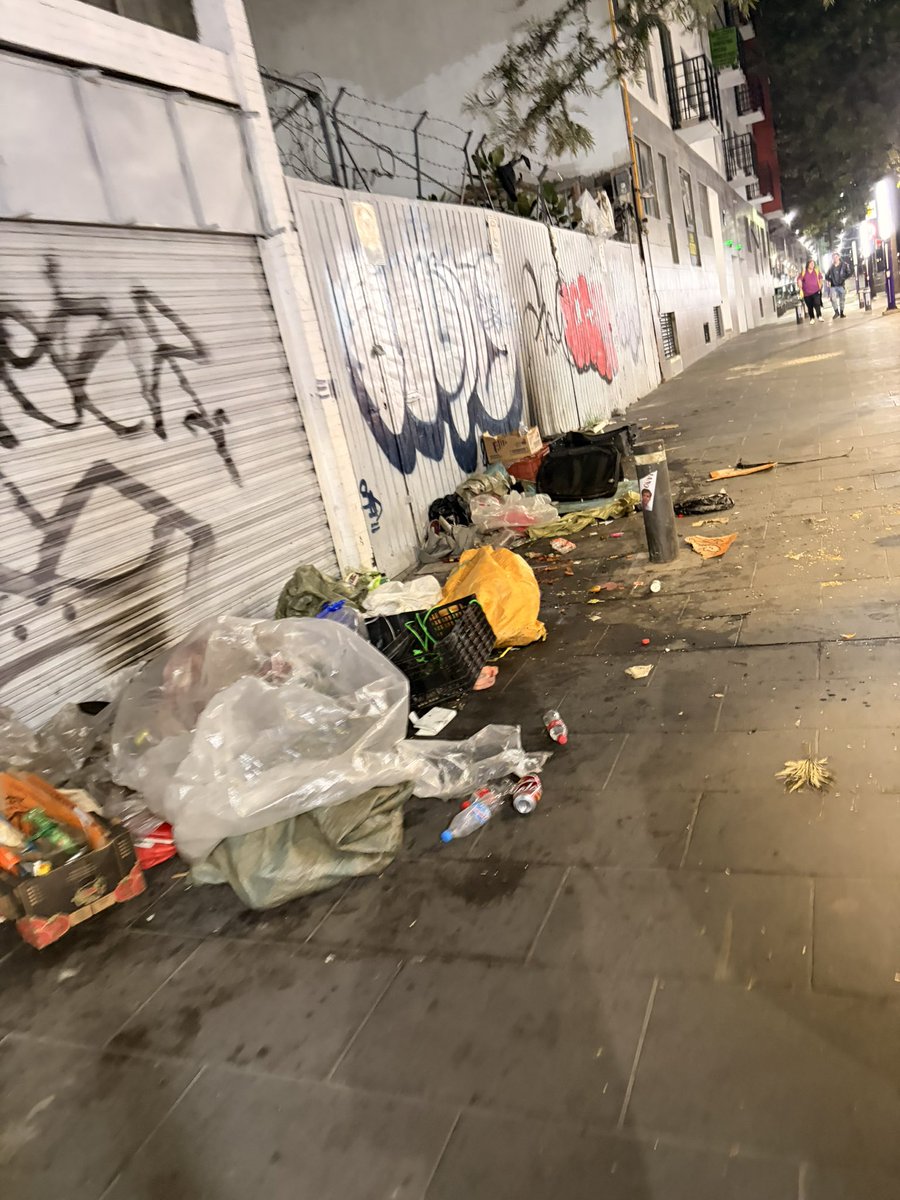 Estephanydiv's tweet photo. Solicitamos apoyo para retiro de indigentes que se adueñan de las banquetas sobre Eje Central desde C.Mina hasta P.Moreno, se dedican a tirar basura, drogarse y hacer sus porquerías en donde pasan los niños de escuelas y vecinos.@SEBIEN_cdmx @ClaraBrugadaM @AlessandraRdlv https://t.co/Go8vX9ZHwW