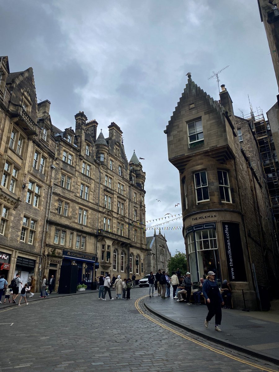 BioMoiraS's tweet photo. Rabbim bana bunu değil ama tam kendimi sevmeyi öğrendiğim dönemde bir yaz sabahı edinburgh yağmurunda kendi başıma yürümeyi nasip etti🤍🫠 https://t.co/EdIHrI8RTx