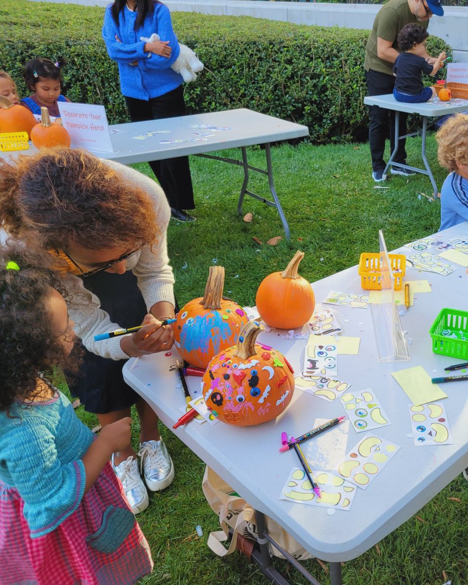 TransitCenterSF's tweet photo. Fall fun is coming to Salesforce Park! 🍂🎃

Join us for Harvest Fest on Saturday, October 3, from 2–5 p.m. 

This event is free and open to everyone, so bring your friends and celebrate the season with us in the park.

#SalesforcePark #SanFranciscoEvents #FreeSF #LiveMusicSF https://t.co/pQfOG31xvw