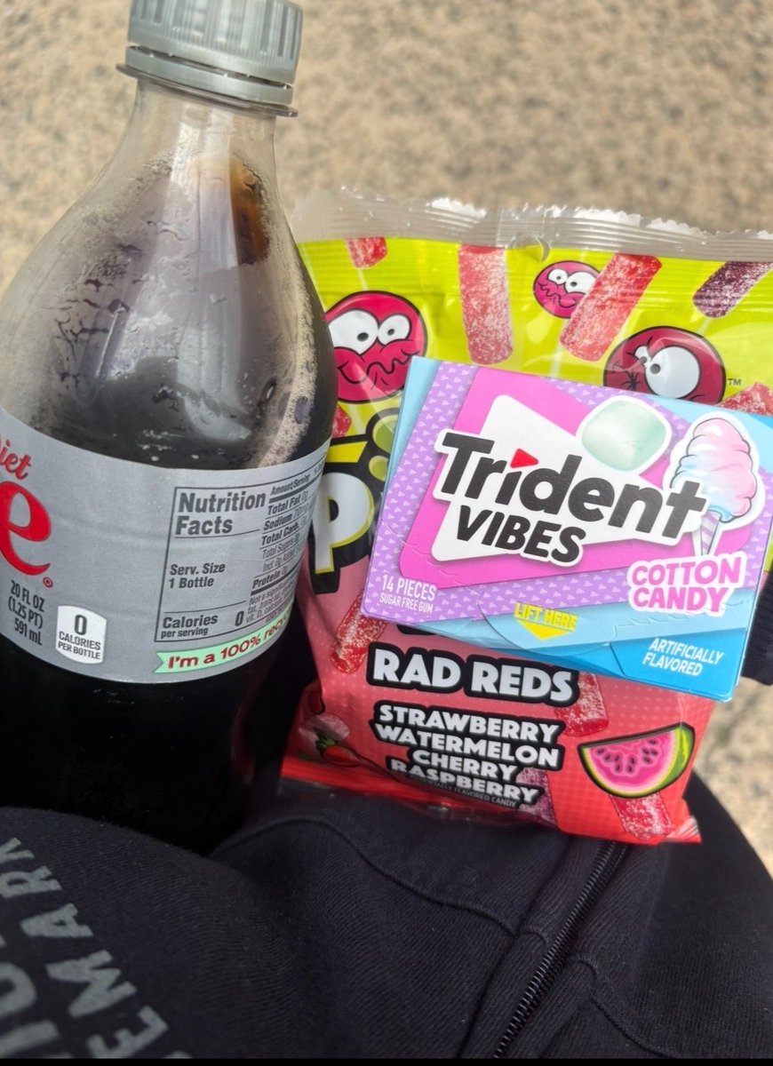 Doemwf's tweet photo. I felt guilty about the sour straws but now I don’t want eat them .. a win is a win https://t.co/9waVknn2qc
