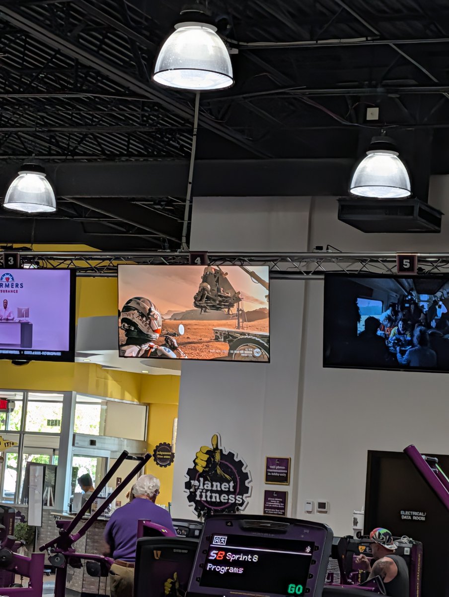 sea0flotus's tweet photo. The martian has been the only thing keeping me locked in at the gym bro I'm not leaving until this movie is over https://t.co/25cyPBRun7