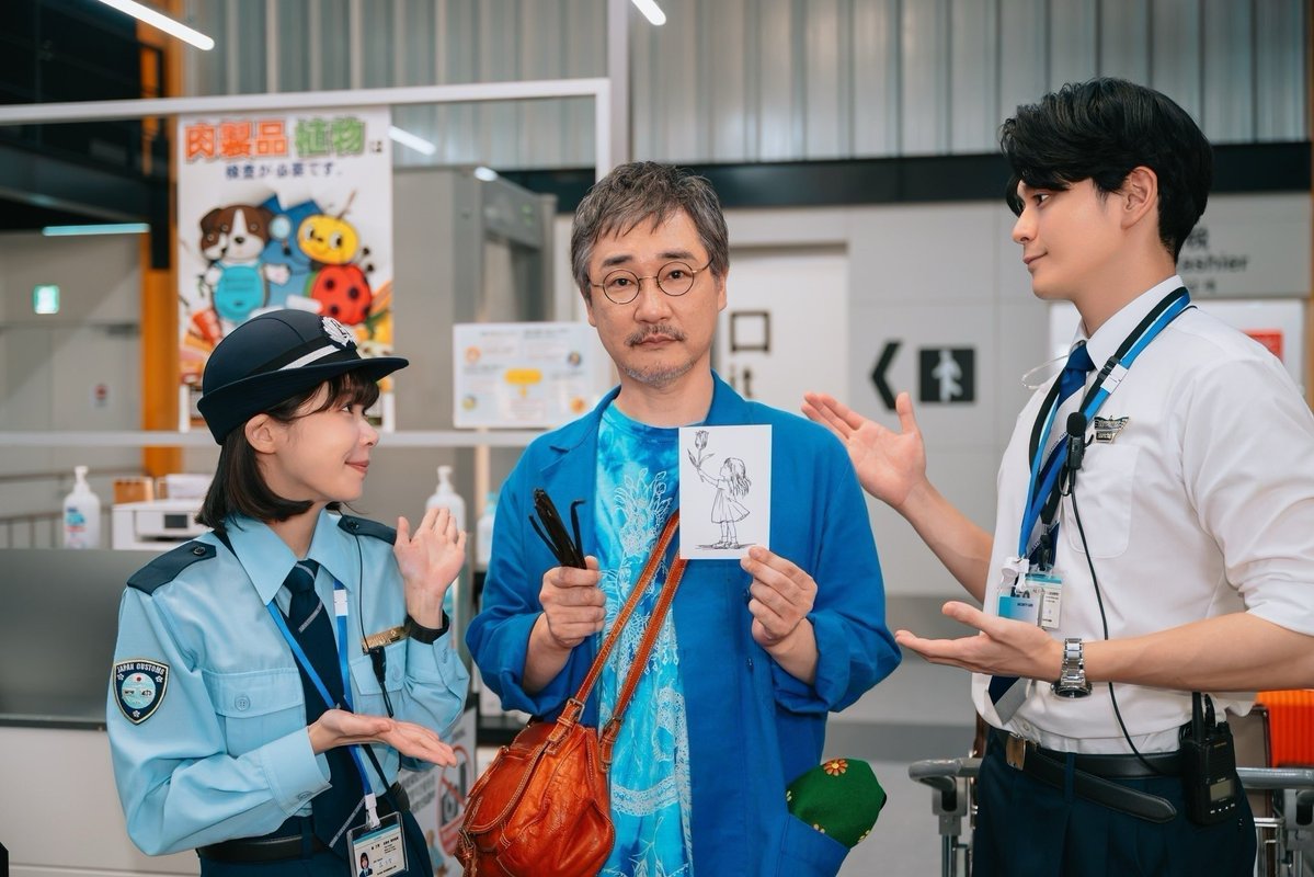 daikuukou__ex's tweet photo. オフショット📸
✈︎∽∽∽∽∽∽∽∽∽∽∽✈︎

最終回に繋がる８話を振り返り✈️
安井さんクランクアップ後の写真をお届け❕

#趣里 さん
#眞栄田郷敦 さん
#安井順平 さん

『#大空港 〜GATE24〜』
1～3話、最終回はTVerで見逃し配信中📡
https://t.co/fl9b9MDjXH https://t.co/ZeRrBCa89n