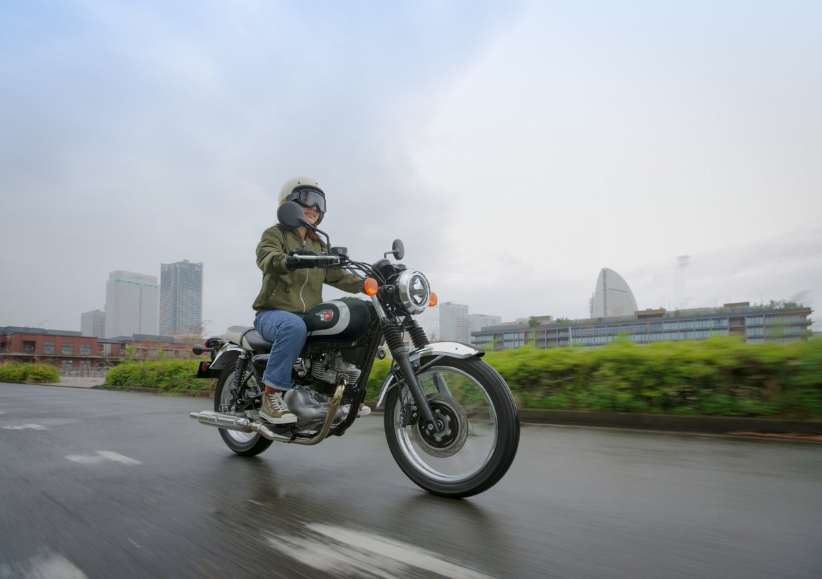 Kawasaki_JPN's tweet photo. 【W230】
心地よい風を感じながら、秋の景色を探しに出かけませんか？
 W230なら、季節の移ろいをもっと身近に。
 思わずもう少し先まで走りたくなる、そんな時間が待っています。

▼製品情報はこちら
https://t.co/KPS5OpGjCA
▼カタログ請求はこちら
https://t.co/XaAtq5lWuO

#カワサキ #W230 https://t.co/0NDI41hgrS