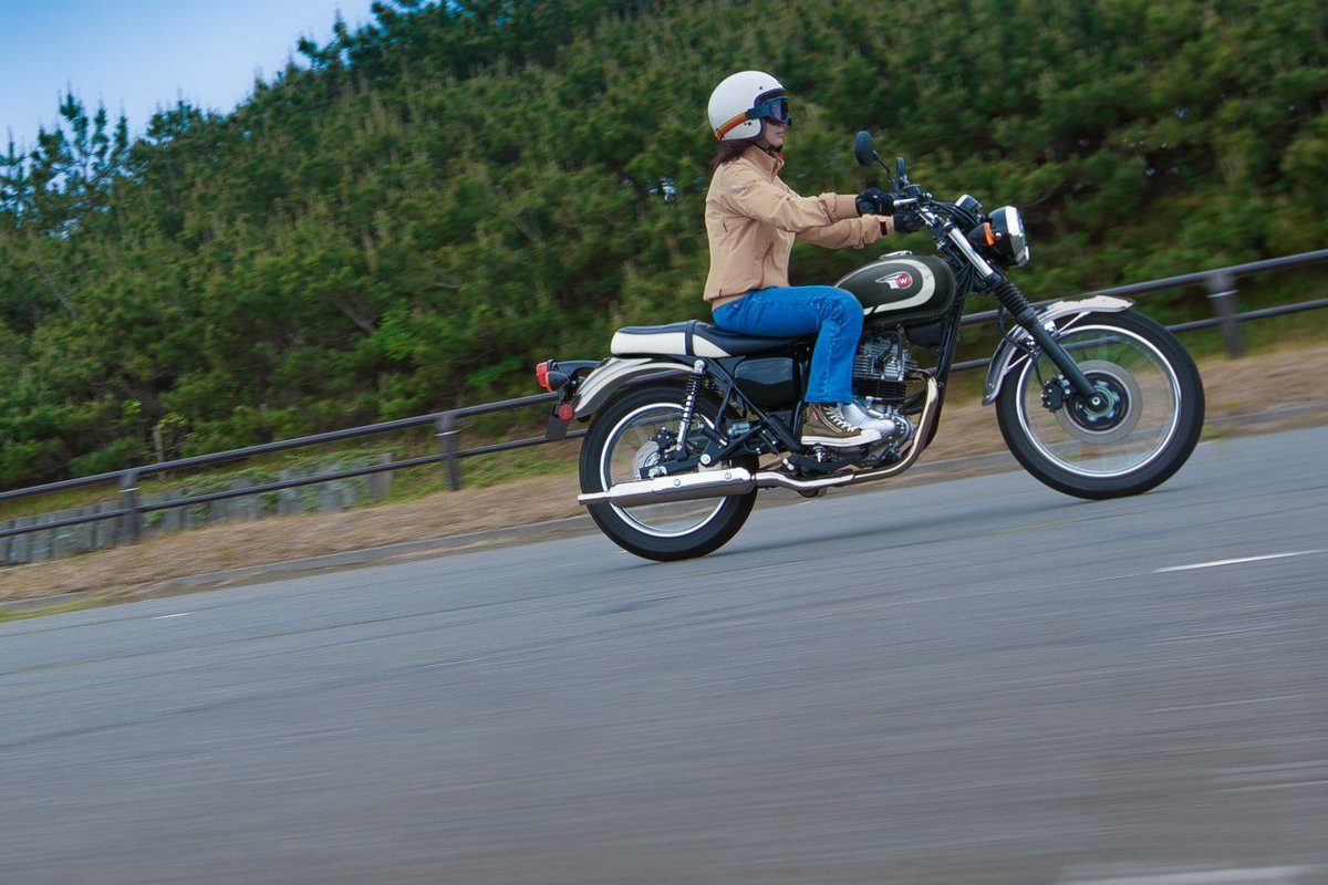 Kawasaki_JPN's tweet photo. 【W230】
心地よい風を感じながら、秋の景色を探しに出かけませんか？
 W230なら、季節の移ろいをもっと身近に。
 思わずもう少し先まで走りたくなる、そんな時間が待っています。

▼製品情報はこちら
https://t.co/KPS5OpGjCA
▼カタログ請求はこちら
https://t.co/XaAtq5lWuO

#カワサキ #W230 https://t.co/0NDI41hgrS
