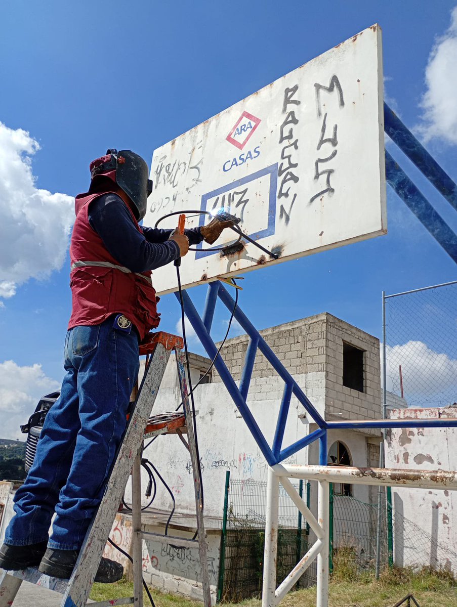 Servicios_Pub's tweet photo. 🛝🎨 En las áreas comunes de Galaxia La Calera, los juegos y el mobiliario también cuentan.

Personal de #ServiciosPúblicos realizó trabajos de mantenimiento para renovar estos elementos que acompañan las tardes de juego, la convivencia y los momentos compartidos entre vecinas y vecinos. Cuidar estos detalles es también cuidar la vida cotidiana de la colonia.

#PueblaCapital