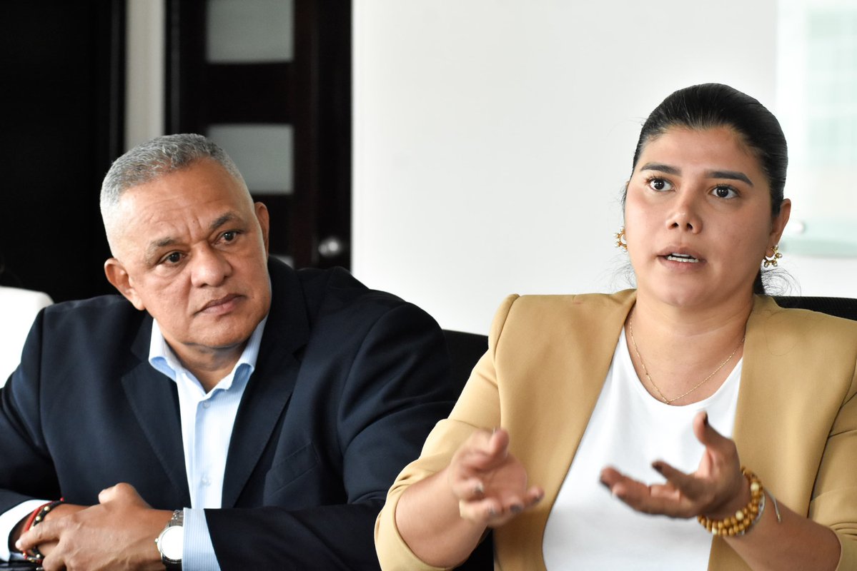 MinSaludCol's tweet photo. Fortalecer la atención en salud en el Cauca fue el centro de la reunión entre la ministra de Salud y Protección Social, @AnaVesga_G, el gobernador del departamento, Octavio Guzmán, y el equipo de la Secretaría de Salud.

Durante el encuentro se revisaron proyectos de infraestructura y dotación, el trabajo de los Equipos Básicos en Salud y las necesidades de acompañamiento técnico de los hospitales públicos del departamento.

El propósito es seguir articulando esfuerzos para fortalecer la red pública y responder a las necesidades de salud de las comunidades del Cauca.