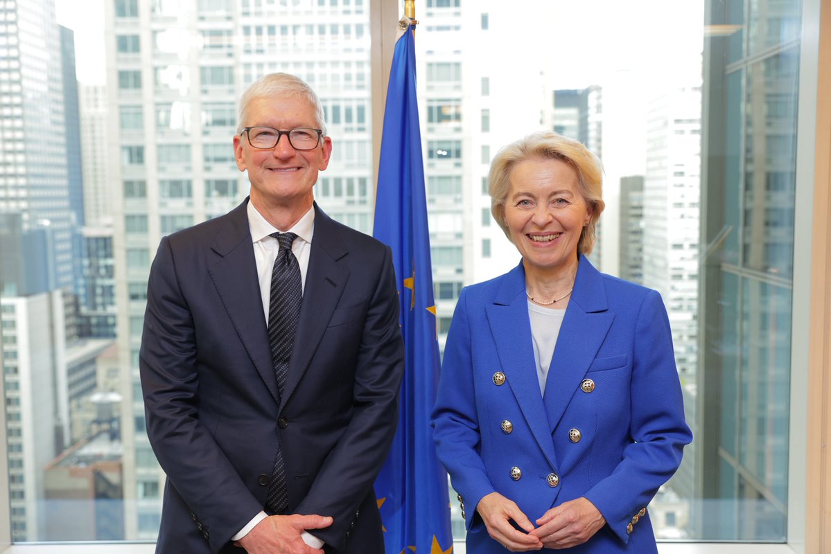 vonderleyen's tweet photo. Good discussion with @tim_cook in the margins of UNGA.
 
We discussed the EU Kids Act, and agreed on the importance of privacy, safety and security for children.

Tech companies innovate and bring huge benefits to our society.

They must do so in a way that empowers parents and provides robust protections for young users.