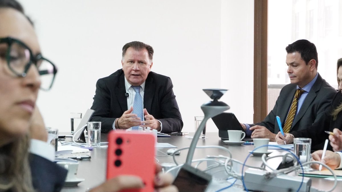 Finagro's tweet photo. 🌱 El ministro de Agricultura, Indalecio Dangond; el representante del @el_BID en Colombia, Ramiro López Ghio; y el presidente (e) de @FINAGRO, Ricardo Morris, se reunieron para concretar una alianza que impulse el desarrollo agroindustrial de la Altillanura y la Orinoquía.

La cooperación permitirá fortalecer el Fondo Agropecuario de Garantías (FAG) y a Finagro para impulsar negocios a través de agroindustrias y núcleos agroindustriales mediante contratos forward en la Bolsa Mercantil.

En la #PatriaMilagro🇨🇴 la política de financiamiento agropecuaria es clave para movilizar recursos hacia la transformación productiva y el crecimiento de la agroindustria🌾🚜