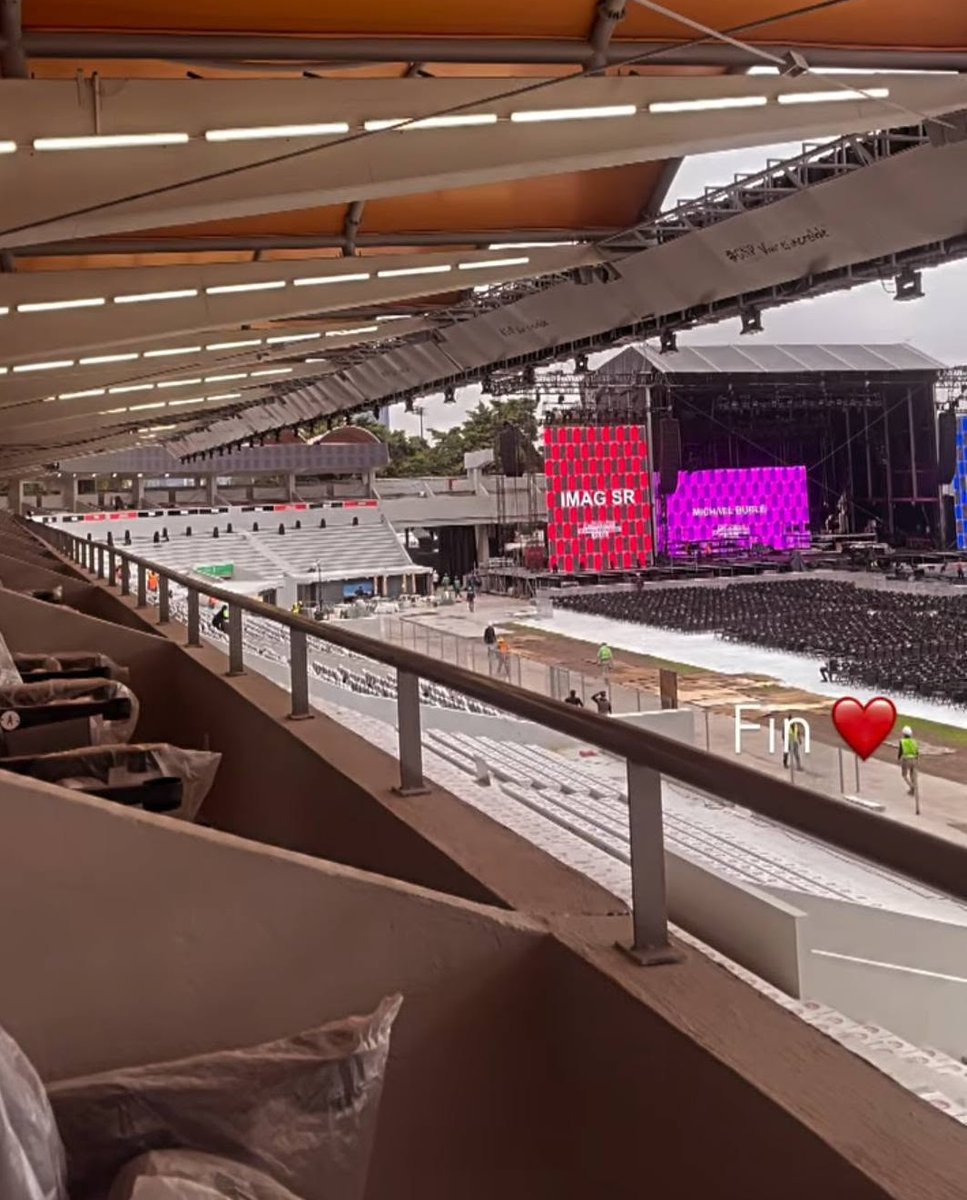 MXESTADIOS's tweet photo. SE REINAUGURA!

Mañana 22 de septiembre se estrena el ahora llamado Coliseo GNP.
El antiguo Tres de Marzo reabre con un concierto de Michael Bublé.

Foto 1. Le quitaron una cabecera de gradas para meter ahí el escenario. Nuevos asientos de palcos.
Foto 2. Las gradas no tienen butacas, salvo la zona lateral que está cerca del escenario. Piso removible sobre el campo para la sillería.
Foto 3. En la cabecera de enfrente colocaron área de venta locales comerciales.
Foto 4.  Nuevo techo, con forma de arcos y lonas tensadas de membranas elastoméricas.