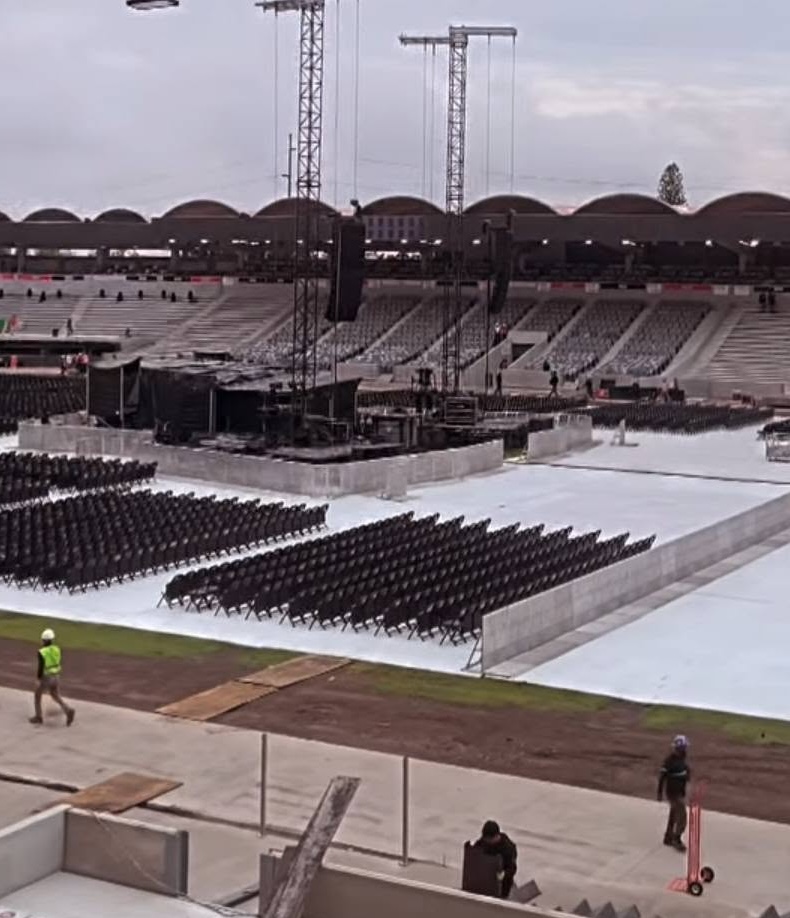 MXESTADIOS's tweet photo. SE REINAUGURA!

Mañana 22 de septiembre se estrena el ahora llamado Coliseo GNP.
El antiguo Tres de Marzo reabre con un concierto de Michael Bublé.

Foto 1. Le quitaron una cabecera de gradas para meter ahí el escenario. Nuevos asientos de palcos.
Foto 2. Las gradas no tienen butacas, salvo la zona lateral que está cerca del escenario. Piso removible sobre el campo para la sillería.
Foto 3. En la cabecera de enfrente colocaron área de venta locales comerciales.
Foto 4.  Nuevo techo, con forma de arcos y lonas tensadas de membranas elastoméricas.