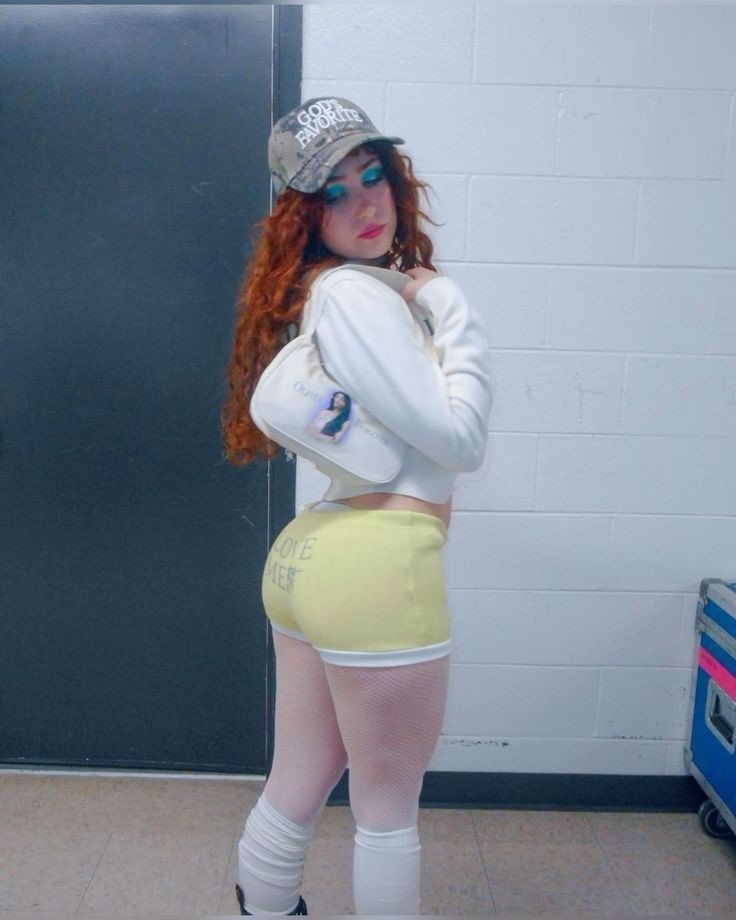 lesboh0le's tweet photo. how Chappell Roan rewards her security guards every single night:  https://t.co/RArsWQE8of https://t.co/nTiOOQjZ2g