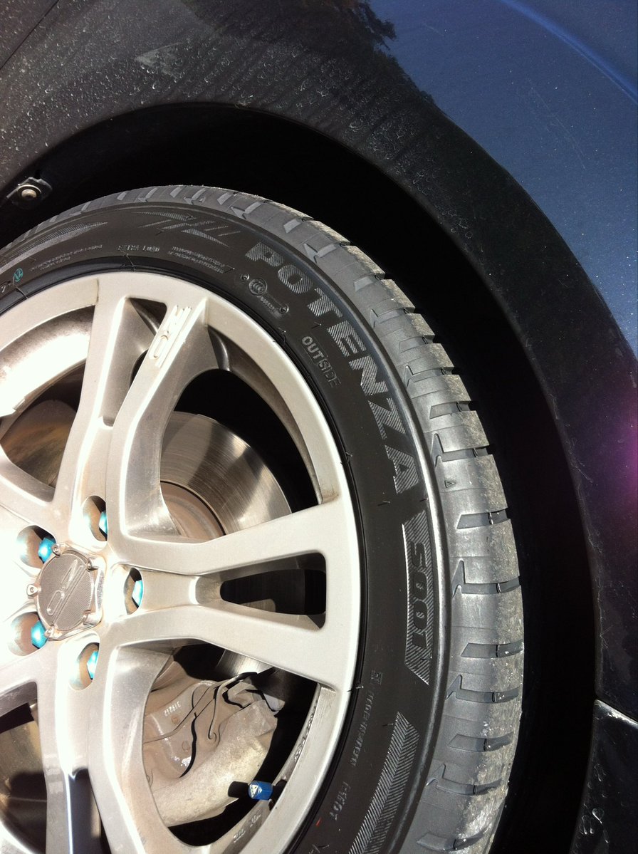 NSXtypeR's tweet photo. 昨年まで乗ってたフォーカスmk3とその前に乗ってたフォーカスmk2です
ホイールはOZのフォーミュラHLTとmk2の方のやつ名前忘れた…
こちらも良いクルマでしたが
故障の時に部品調達大変なのがね…
#フォード
#フォーカス
#OZ https://t.co/1kBVS7boH6