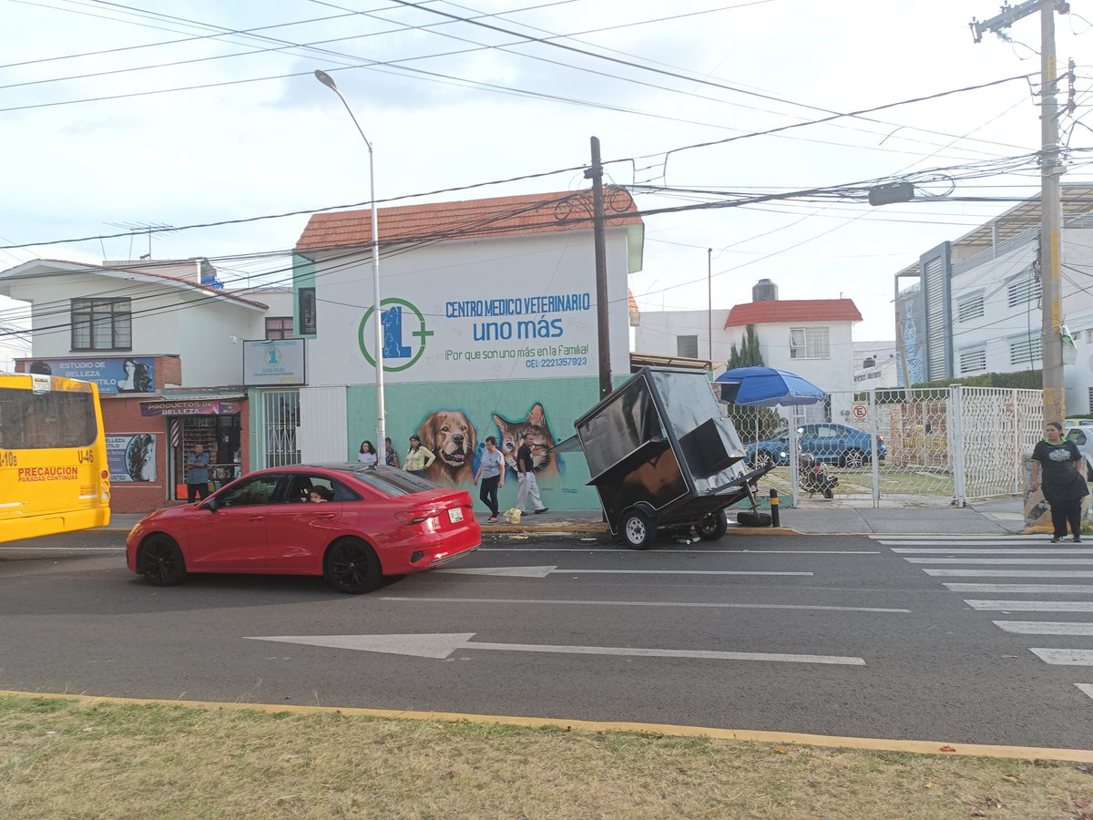 janethleontv's tweet photo. Un camión de la #Ruta10 impactó a un puesto ambulante de esquites en la esquina de Circunvalación y Río Sabinas
#Noticias @MTGobPue @PueblaAyto https://t.co/PXXpJ6wjCr