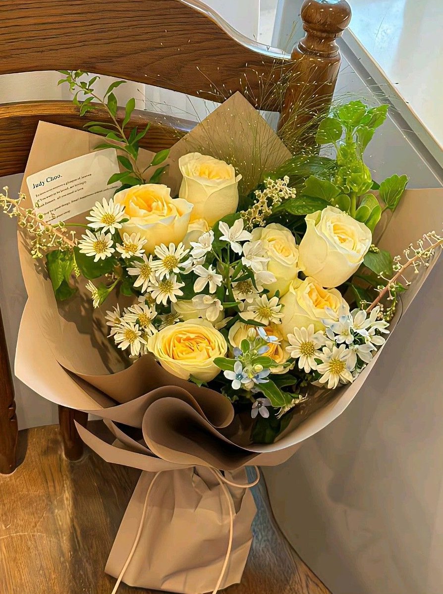 weuipeout's tweet photo. Hermosas flores amarillas para ti, princesa~
•
•
@xoxo_xiia ❤️✨ https://t.co/sxdcdA3jrv