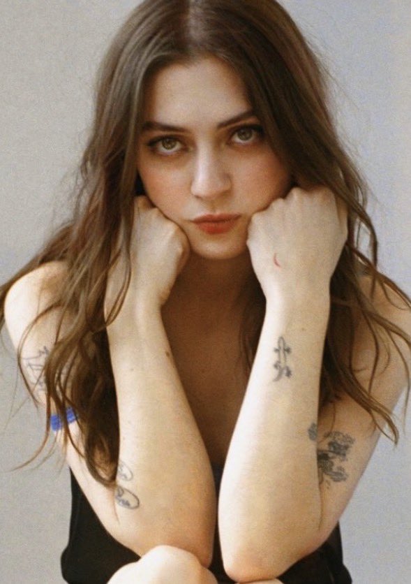 TOTHEMOUNTAlNS's tweet photo. “my names lizzy mcalpine and i just released the album of the year and im headlining arenas now and im in the hunger games soundtrack and my band is my found family and i have a beautiful painting as an album cover and im also unbelievably beautiful” girl FUCK you(happy birthday) https://t.co/zAlU8wcBOS