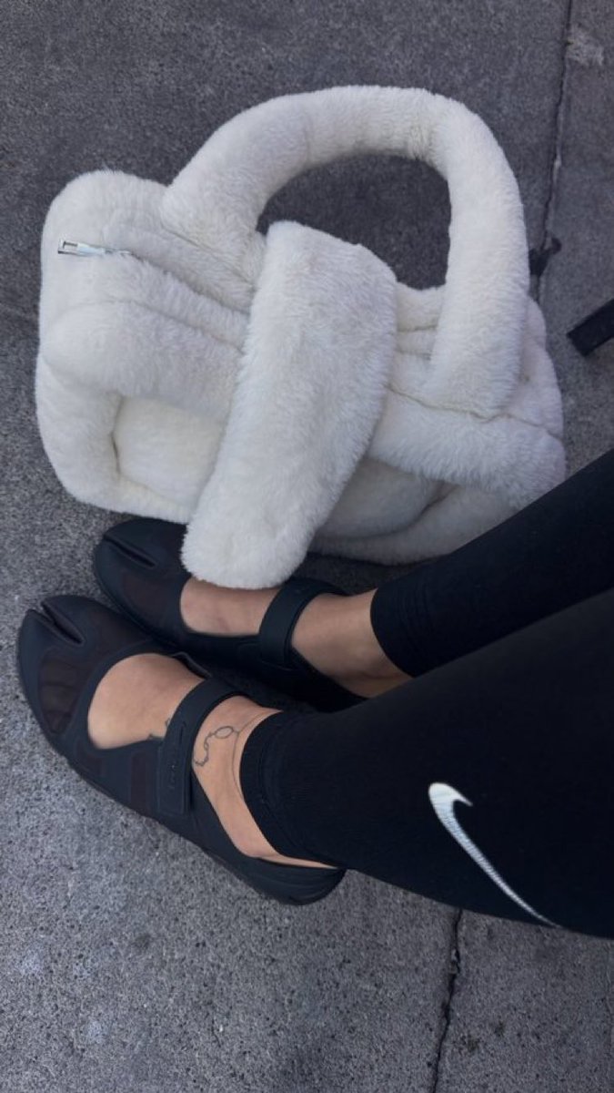 kinglabish001's tweet photo. My feet are sooo sweaty for my shoes
#findom #feet https://t.co/7zZQzYUnqf
