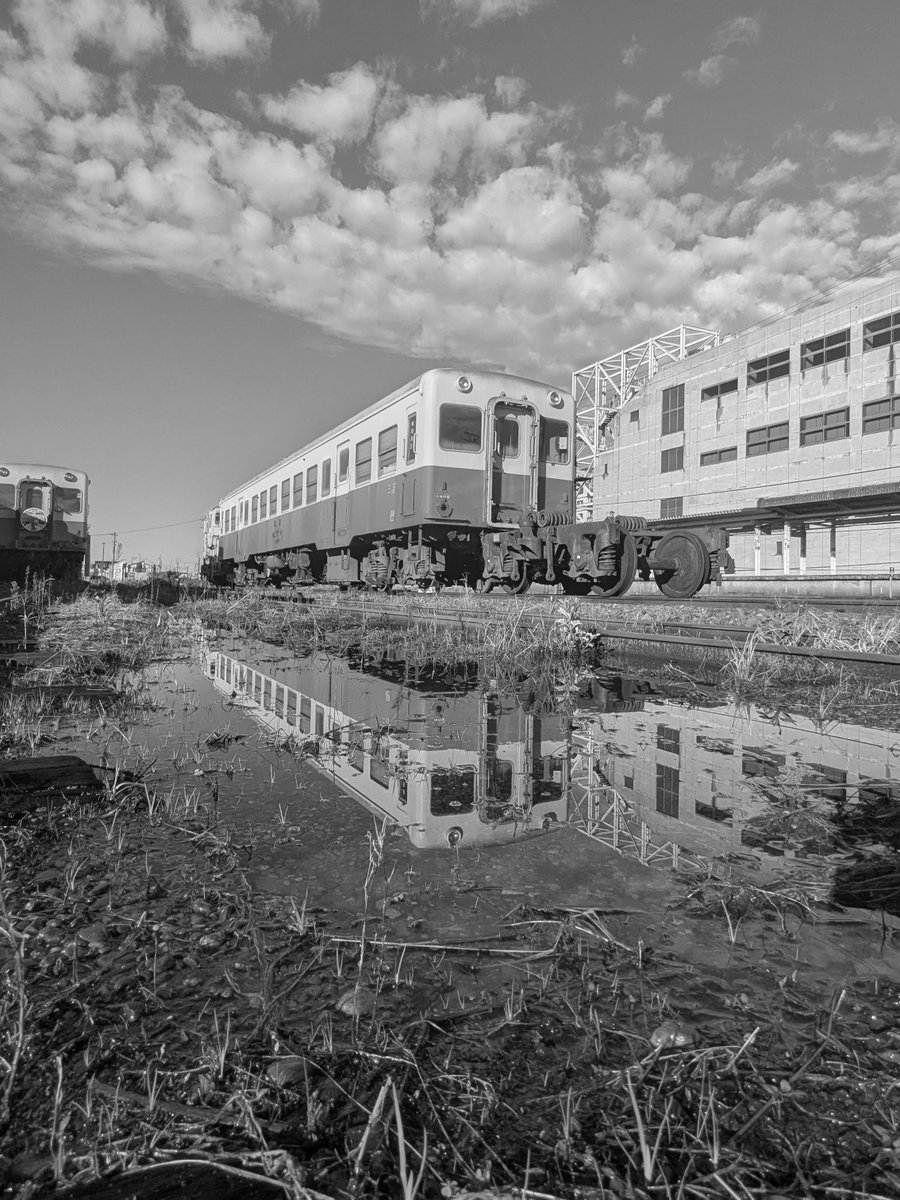 kominatorailway's tweet photo. 【小湊鉄道線の運行について】

・五井駅－上総牛久駅間
　9月22日は始発より列車の運転を見合わせ、
　安全確認後、運転を再開する見込みです。

・上総牛久駅－上総中野間
　台風25号の被害により、当分の間、運休します。
　令和8年8月千葉豪雨の影響による列車運行計画は、
　白紙となります。
　並行する道路も被害を受けており、当分の間、
　代行輸送はありません。

最新の運行状況は、公式HPにてご確認ください。
https://t.co/lIiwiaKZoE