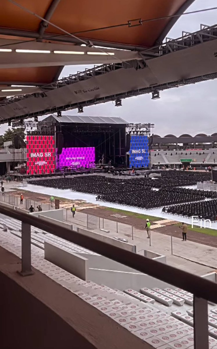 MXESTADIOS's tweet photo. SE REINAUGURA!

Mañana 22 de septiembre se estrena el ahora llamado Coliseo GNP.
El antiguo Tres de Marzo reabre con un concierto de Michael Bublé.

Foto 1. Le quitaron una cabecera de gradas para meter ahí el escenario. Nuevos asientos de palcos.
Foto 2. Las gradas no tienen butacas, salvo la zona lateral que está cerca del escenario. Piso removible sobre el campo para la sillería.
Foto 3. En la cabecera de enfrente colocaron área de venta locales comerciales.
Foto 4.  Nuevo techo, con forma de arcos y lonas tensadas de membranas elastoméricas.
