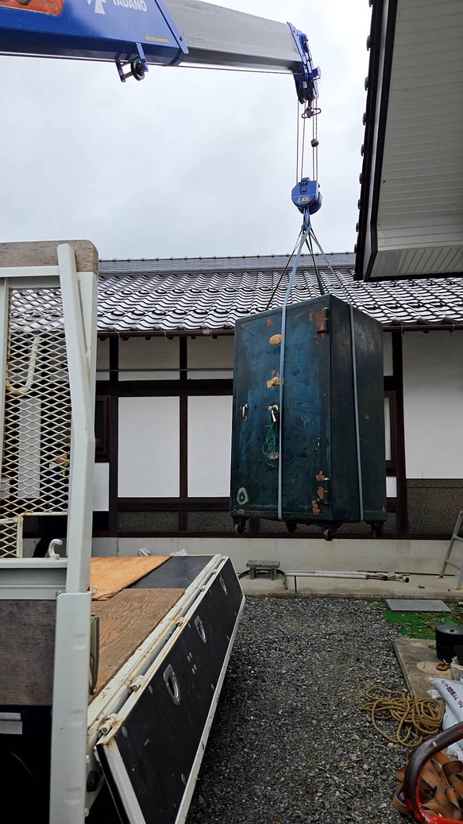 SafetyHiroshima's tweet photo. おはようございます☀
かなりいい天気で気持ちいい朝ですね！

昨日は超大型金庫の回収を三次市にて行いました。
過去最大級の大きさに圧倒されてしまいました！

重量物のため、今回はユニック車を使用して慎重に搬出！
大型金庫も、サイズや設置状況に合わせて回収方法をご提案します💪

#三次市 #金庫回収 #重量物撤去 #広島セーフティ