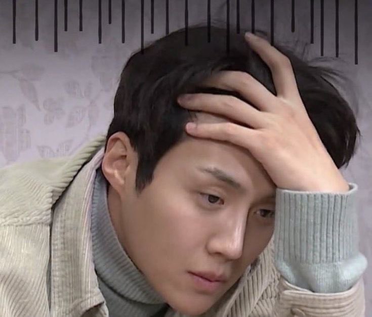 korexme's tweet photo. Eskisi gibi güzel kdrama bulamayınca ben https://t.co/J7s4MqGeea