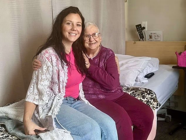 PMunozIturrieta's tweet photo. Sale a la luz que la doctora que eutanasió a la abuela cristiana sin su consentimiento en Canadá 🇨🇦 es “no binaria” https://t.co/OBawmKe4f3